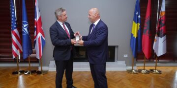 Lladrovci pret ambasadorin britanik Hargreaves: Disiplina, çelësi i suksesit të komunës sonë