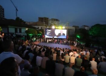 Ardian Gjini ndan momente nga hapja e fushatës : ‘Dritë për Gjakovën 174’