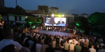 Ardian Gjini ndan momente nga hapja e fushatës : ‘Dritë për Gjakovën 174’