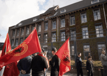 Gjykata Speciale ‘pushtohet’ me flamuj kombëtar dhe të UÇK-së