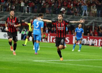 Milani triumfon ndaj Napolit, ngjitet në krye të Serie A dhe i jep fund serisë prej 16 ndeshjesh pa humbje të rivalëve