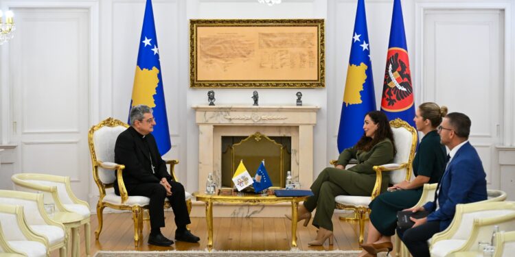 Presidentja Osmani priti Nuncin Apostolik të Selisë së Shenjtë në vizitën e tij të parë në Kosovë
