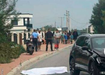 Policia për aksidentin fatal në Pejë: Çiklisti tejkaloi shpejtësinë e u përplasë me veturën