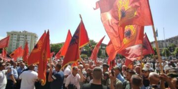 Ishte organizator i protestës në Hagë në mbrojtje të ish-krerëve të UÇK-së, punonjësi i institucionit të shtetit thotë se e dërguan në komision diciplinor