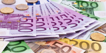 Ministrja shqiptare: Nga janari paga minimale në Shqipëri 500 euro