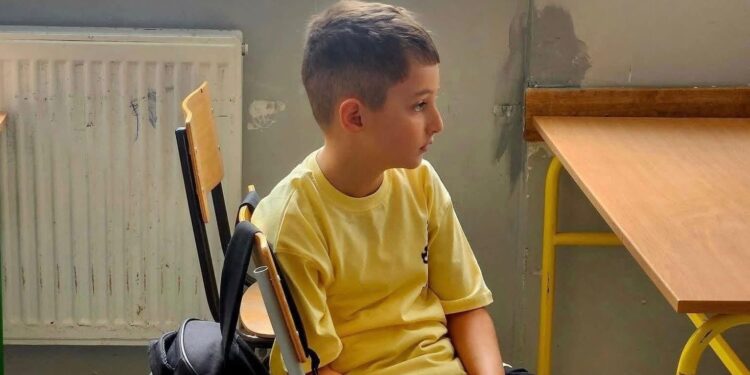 Migrimi po boshatis shkollat në Preshevë: Historia prekëse e një nxënësi të vogël