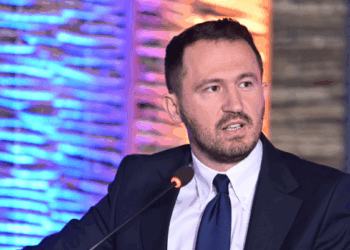 Krasniqi i bie kokës: Osmani e Kurti sulmojnë mediat e gjyqësorin për ta mbajtur pushtetin