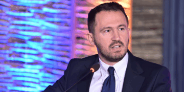 Krasniqi i bie kokës: Osmani e Kurti sulmojnë mediat e gjyqësorin për ta mbajtur pushtetin