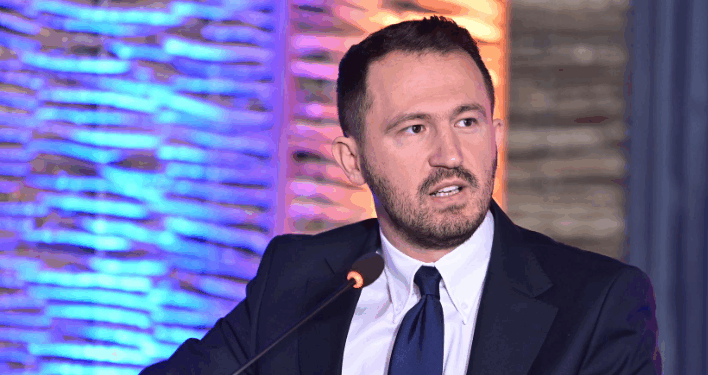 Krasniqi i bie kokës: Osmani e Kurti sulmojnë mediat e gjyqësorin për ta mbajtur pushtetin