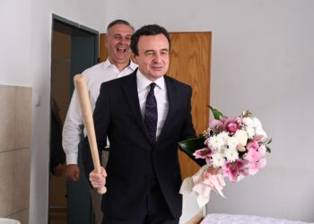 Me buqetë lulesh e ‘stupc’ në dorë, Albin Kurti viziton aktorin Osman Azemi në spital