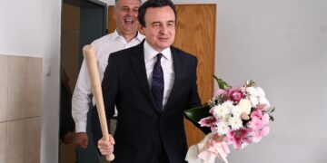 Me buqetë lulesh e ‘stupc’ në dorë, Albin Kurti viziton aktorin Osman Azemi në spital