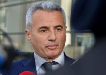 Koci sfidon deputetët: Ndani nga 100 euro prej pagës mujore për njerëzit në nevojë, fillojmë tash