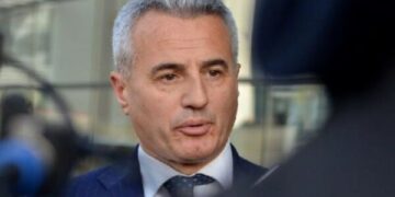 Koci sfidon deputetët: Ndani nga 100 euro prej pagës mujore për njerëzit në nevojë, fillojmë tash