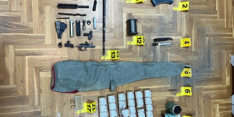 Policia e Kosovës sekuestron armë dhe municion në rajonin e Mitrovicës së Veriut, një person arrestohet