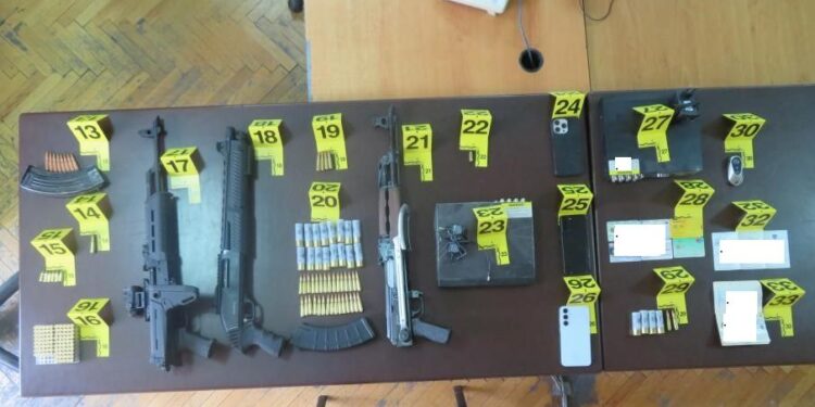 Sekuestrohen armë dhe municion pas një rasti të shtënave, dy persona në kërkim