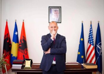 Faqja e VV’së “Me Kryeministrin” përkrah Ramiz Lladrovcin