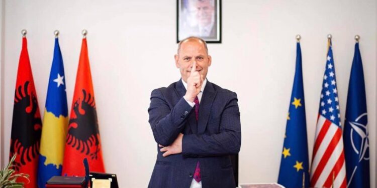 Faqja e VV’së “Me Kryeministrin” përkrah Ramiz Lladrovcin