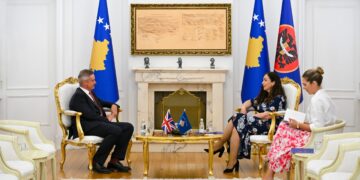 Osmani takon ambasadorin britanik: Thellohet partneriteti strategjik Kosovë–Mbretëri e Bashkuar