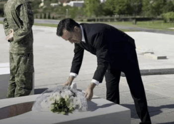 Bashkëautori ku flitet zi e terr për UÇK’në bën homazhe në Prekaz