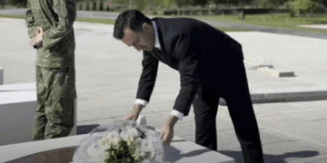 Bashkëautori ku flitet zi e terr për UÇK’në bën homazhe në Prekaz