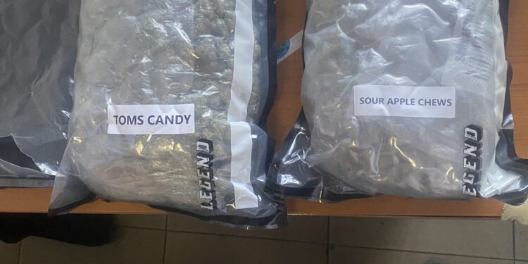 Dogana e Kosovës kap 1 kilogram marihuanë në një dërgesë postare