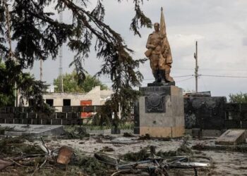 Bombardimet ruse në Donbas: 24 të moshuar vdesin teksa prisnin pensionin, Zelensky kërkon përgjigje ndërkombëtare