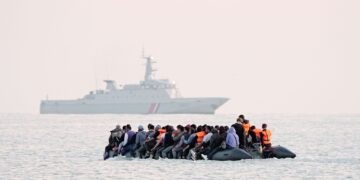 Britania e Madhe shqyrton përdorimin e kazermave ushtarake për strehimin e azilkërkuesve