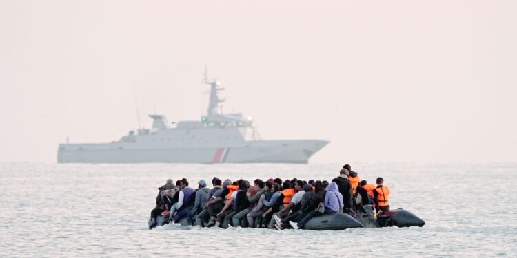 Britania e Madhe shqyrton përdorimin e kazermave ushtarake për strehimin e azilkërkuesve