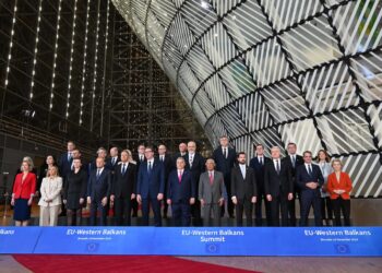 Sondazhi i IRI: Kosova kryeson me mbështetje për BE, Serbia më skeptike