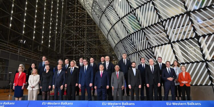 Sondazhi i IRI: Kosova kryeson me mbështetje për BE, Serbia më skeptike