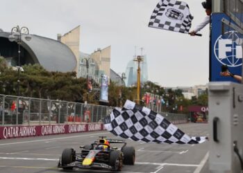 Formula 1 – Verstappen pa rivalë në Baku, Russell dhe Sainz në podium; fundjavë e hidhur për Ferrari dhe McLaren