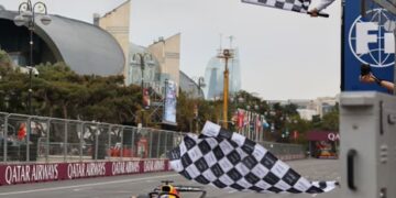 Formula 1 – Verstappen pa rivalë në Baku, Russell dhe Sainz në podium; fundjavë e hidhur për Ferrari dhe McLaren