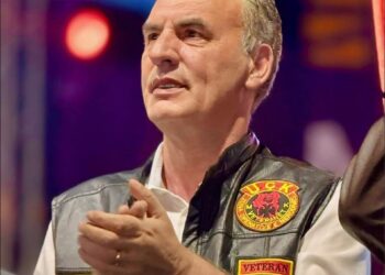 Fatmir Limaj në mbështetje të protestës në Hagë: “Historia e Kosovës nuk mund të shkruhet nga akuza të padrejta”