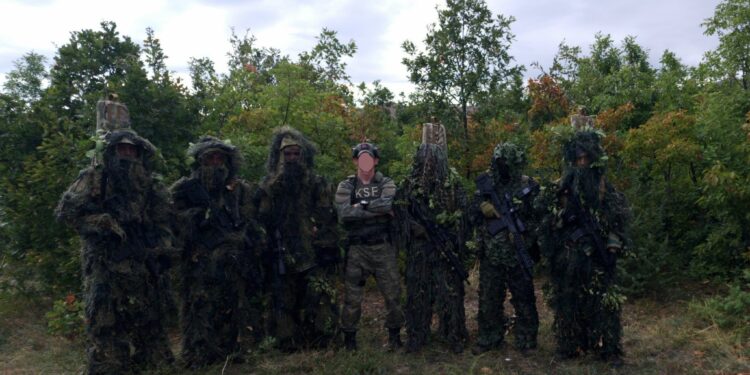 FSK trajnon snajperistë për operacione në distanca të largëta