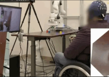 Çipat e trurit me inteligjencë artificiale lejojnë pacientët e paralizuar të kontrollojnë krahun robotik me mendime