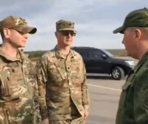 Oficerët ushtarakë amerikanë në Bjellorusi, i shikojnë ushtrimet me Rusinë