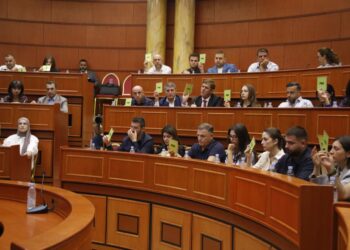 Këshilli Bashkiak i Tiranës voton pro shkarkimit të Erion Veliajt, socialistët dhe opozita bashkojnë votat