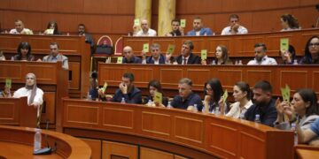 Këshilli Bashkiak i Tiranës voton pro shkarkimit të Erion Veliajt, socialistët dhe opozita bashkojnë votat
