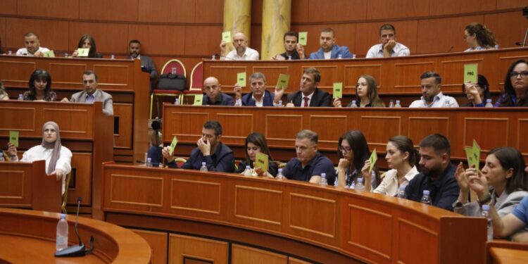 Këshilli Bashkiak i Tiranës voton pro shkarkimit të Erion Veliajt, socialistët dhe opozita bashkojnë votat