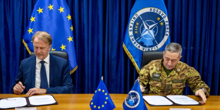 KFOR dhe Zyra e BE-së në Kosovë nënshkruajnë Memorandum Bashkëpunimi për situata kritike