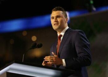 I dyshuari për vrasjen e Charlie Kirk ende në arrati, dy persona të arrestuar janë liruar