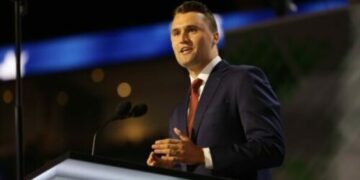 I dyshuari për vrasjen e Charlie Kirk ende në arrati, dy persona të arrestuar janë liruar