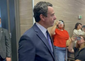 Qeveria me “artileri të lehtë” i përgjigjet akuzave të ish-opozitës për Kurtin që u paraqit në gjykatë e jo në Prokurorinë Speciale