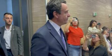 Qeveria me “artileri të lehtë” i përgjigjet akuzave të ish-opozitës për Kurtin që u paraqit në gjykatë e jo në Prokurorinë Speciale