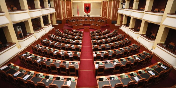 Seanca e parë e legjislaturës së XI-të: 140 deputetë betohen, PS propozon Niko Peleshin për kryetar Kuvendi