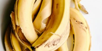 Lëkura e bananes për artritin? Shkenca thotë se nuk është një mit