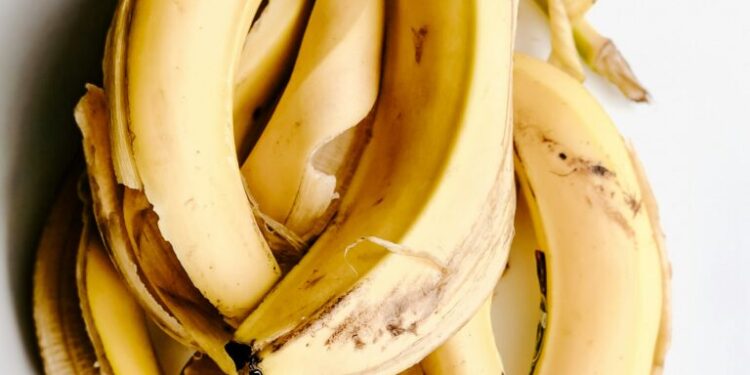 Lëkura e bananes për artritin? Shkenca thotë se nuk është një mit