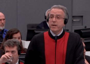 “Në Google e gjeni”: Avokati i Thaçit tallet me prokurorin për një fotografi të Thaçit me Demaçin