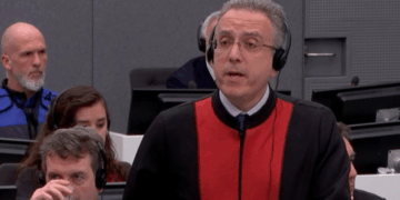 “Në Google e gjeni”: Avokati i Thaçit tallet me prokurorin për një fotografi të Thaçit me Demaçin