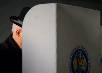 Rusia intensifikon luftën hibride në Moldavi para zgjedhjeve — rrjetet bot, propaganda kishtare dhe blerja e votave në fokus